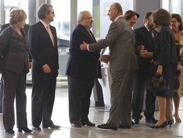 Don Juan Carlos saluda a Javier G&oacute;mez Navarro y do&ntilde;a Sof&iacute;a a Magdalena &Aacute;lvarez.

Foto: Sergio Camacho