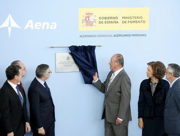 El rey Juan Carlos inaugura la terminal 3 del aeropuerto Pablo Ruiz Picasso de M&aacute;laga.

Foto: Jorge Zapata (Efe)