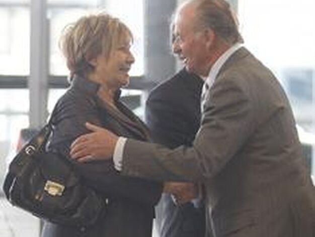 Don Juan Carlos saluda a Celia Villalobos, ex alcaldesa de M&aacute;laga.

Foto: Sergio Camacho