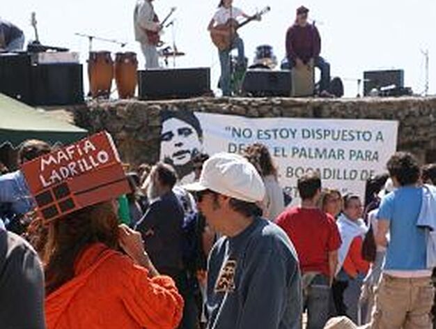 Unas 600 personas se concentran para protestar contra el macroproyecto hotelero en El Palmar. 

Foto: Manuel Aragon Pina