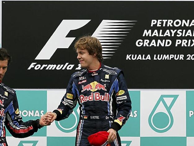 El podio del Gran Premio de Malasia, con el alem&aacute;n de Red Bull Sebastian Vettel primero (en el centro); su compa&ntilde;ero de equipo, el australiano Mark Webber, segundo; y el alem&aacute;n de Mercedes Nico Rosberg, tercero.

Foto: Reuters / Afp Photo / Efe