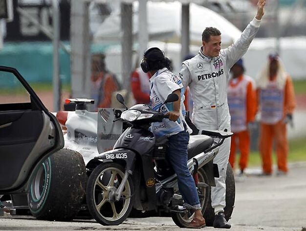 Michael Schumacher saluda al p&uacute;blico antes de abandonar la pista.

Foto: Reuters / Afp Photo / Efe