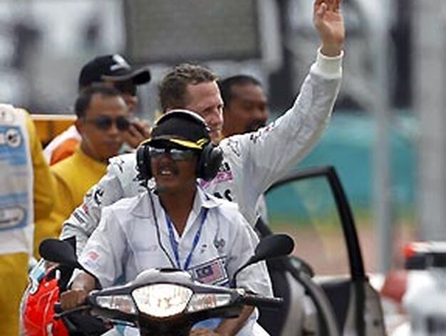 Michael Schumacher abandona el trazado de Sepang en moto.

Foto: Reuters / Afp Photo / Efe