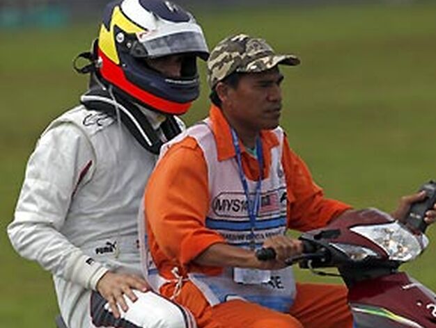 Pedro de la Rosa abandona en moto la pista.

Foto: Reuters / Afp Photo / Efe