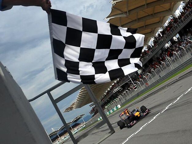 El piloto alem&aacute;n de Red Bull Sebastian Vettel cruza la meta del Gran Premio de Malasia.

Foto: Reuters / Afp Photo / Efe