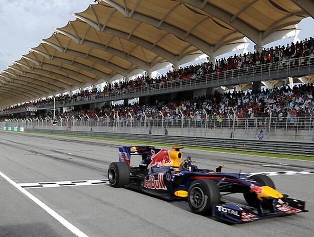 El piloto alem&aacute;n de Red Bull Sebastian Vettel cruza la meta del Gran Premio de Malasia.

Foto: Reuters / Afp Photo / Efe