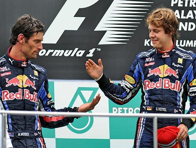 El piloto alem&aacute;n de Red Bull Sebastian Vettel saluda a su compa&ntilde;ero de equipo, el australiano Mark Webber, que termin&oacute; segundo en el Gran Premio de Malasia.

Foto: Reuters / Afp Photo / Efe