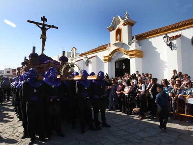 Los cargadores llevan sobre sus hombros al Cristo del Mar tras haber efectuado la salida de la iglesia del Carmen y ante los fieles

Foto: Paco Guerrero
