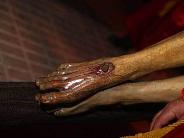 Detalle de los pies del Cristo de la Misericordia

Foto: Paco Guerrero
