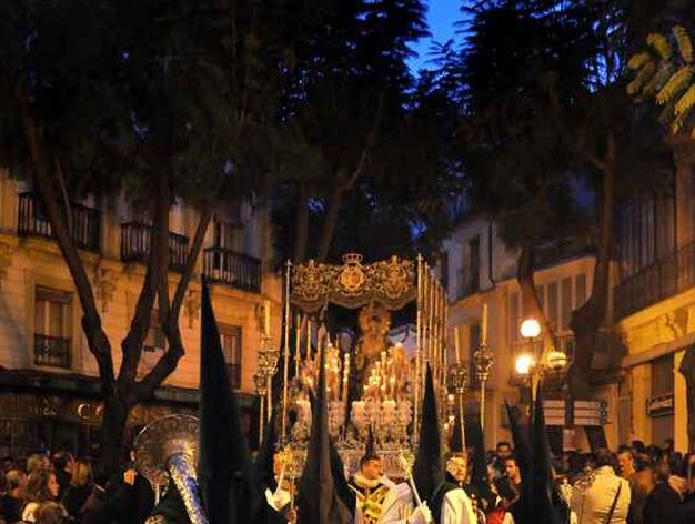 El palio de la Esperanza de la Yedra, por la plaza de la Yerba ya en la ma&ntilde;ana del Viernes Santo.

Foto: Manu Garcia