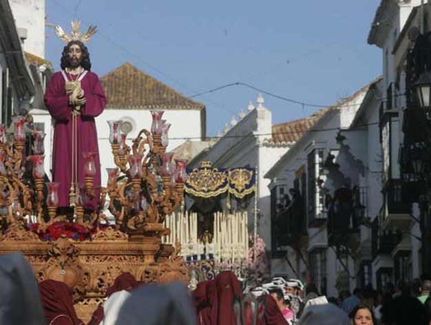 La imagen del Medinaceli sanroque&ntilde;o baja la calle San Felipe, seguido por la Virgen de la Merced

Foto: J. M. Q./Shus Teran