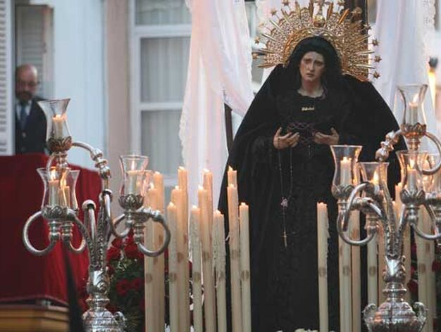 Un momento de la procesi&oacute;n de la Virgen de la Soledad por las calles del centro de La L&iacute;nea

Foto: Paco Guerrero