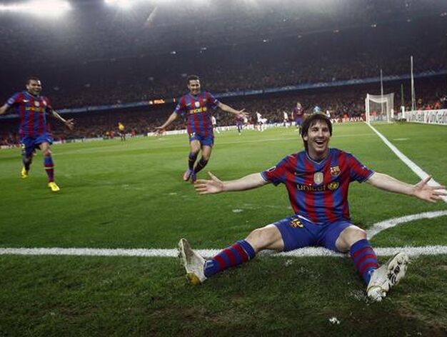 Messi se tira en el c&oacute;rner para festejar el segundo gol azulgrana. / Reuters