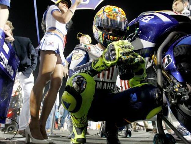 El piloto de Yamaha Valentino Rossi realiza sus caracter&iacute;sticos ejercicios de concentraci&oacute;n antes de subirse a su moto

Foto: Agencias