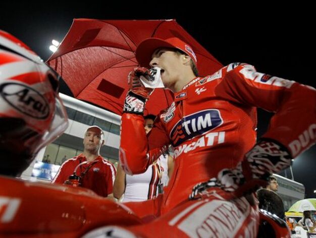 El piloto estadounidense Nicky Hayden se seca la boca con un pa&ntilde;uelo montado en su Ducati

Foto: Agencias