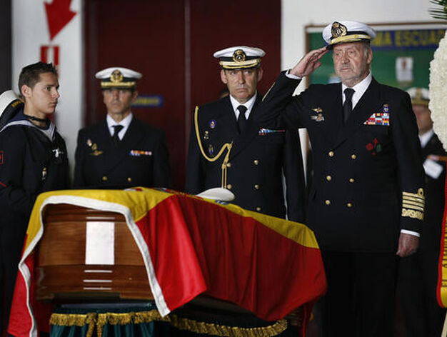 Los Reyes presiden en la base de Rota el emotivo funeral de los cuatro soldados fallecidos en Hait&iacute;. /Fito Carreto