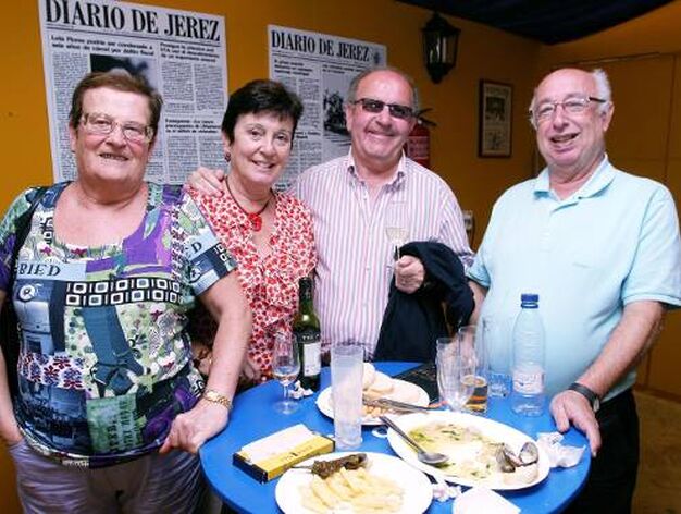 Julio Ruiz y Maria del Carmen Mendoza, junto a unos amigos, ayer en la caseta del Diario de Jerez.

Foto: Vanesa Lobo