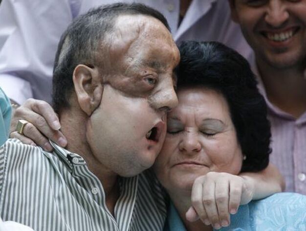 Rafael y su madre se abrazan tras la comparecencia del paciente tras ser dado de alta.

Foto: Javier Barbancho (Reuters)