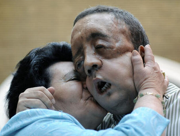Rafael y su madre se abrazan tras la comparecencia del paciente al ser dado de alta.

Foto: Juan Carlos V&aacute;zquez