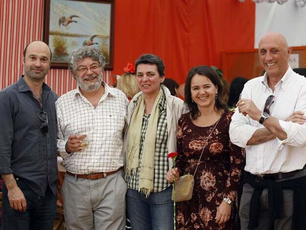 El actor portuense Joaqu&iacute;n Perles, junto a Eduardo Albaladejo, Antonio Ah&uacute;cha, Teresa Almendros y Pilar.

Foto: Fito Carreto