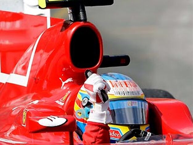 Fernando Alonso (Ferrari) celebra su s&eacute;ptimo puesto en el Gran Premio de M&oacute;naco. La posterior sanci&oacute;n a Michael Schumacher le aupar&iacute;a hasta la sexta plaza.

Foto: EFE