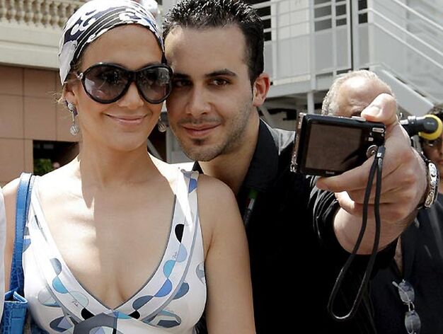 Jennifer Lopez se hace una foto con un seguidor.

Foto: EFE