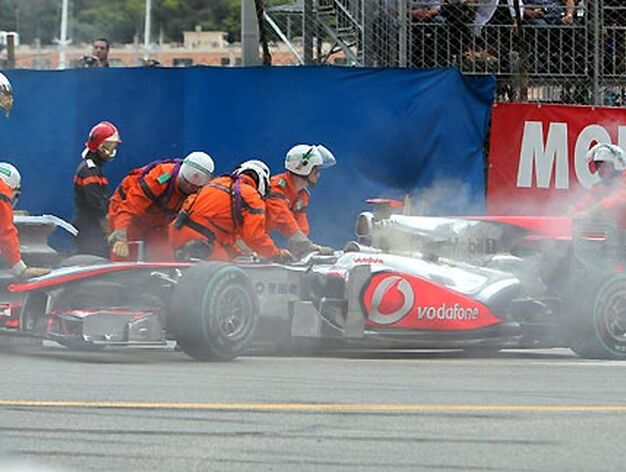 Jenson Button (McLaren) tiene que abandonar la carrera.

Foto: EFE