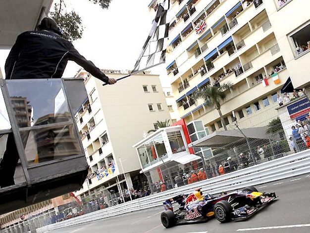El alem&aacute;n Sebastian Vettel (Red Bull) cruza segundo la l&iacute;nea de meta del Gran Premio de M&oacute;naco.

Foto: EFE