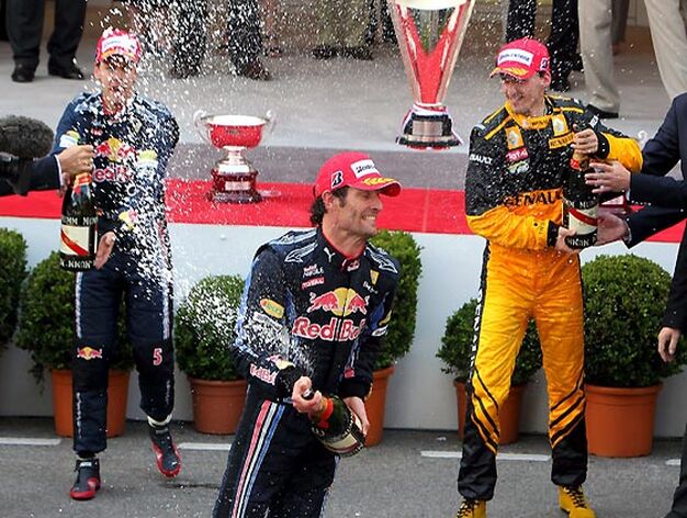 El podio del Gran Premio de M&oacute;naco, con Mark Webber (Red Bull), su compa&ntilde;ero Sebastian Vettel y Robert Kubica (Renault).

Foto: EFE