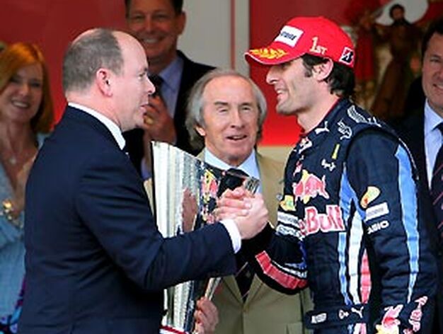 El australiano Mark Webber (Red Bull) recibe de manos de Alberto de M&oacute;naco el trofeo de ganador del Gran Premio de M&oacute;naco.

Foto: EFE