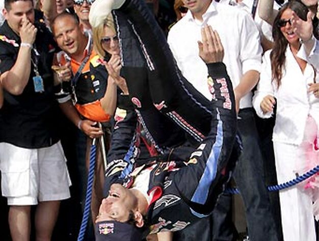 El australiano Mark Webber (Red Bull) celebra su victoria en el Gran Premio de M&oacute;naco zambull&eacute;ndose en una piscina.

Foto: EFE