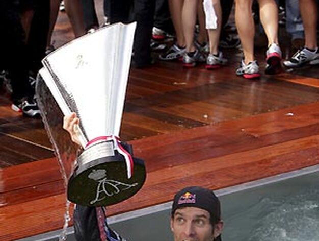 El australiano Mark Webber (Red Bull) celebra su victoria en el Gran Premio de M&oacute;naco en una piscina.

Foto: EFE