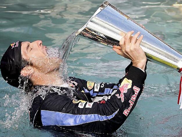 El australiano Mark Webber (Red Bull) celebra su victoria en el Gran Premio de M&oacute;naco en una piscina.

Foto: EFE
