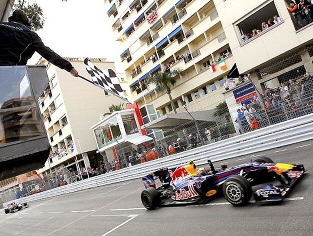El australiano Mark Webber (Red Bull) cruza la l&iacute;nea de meta del Gran Premio de M&oacute;naco.

Foto: EFE