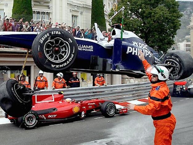 La gr&uacute;a se lleva el Williams de Rubens Barrichello.

Foto: EFE