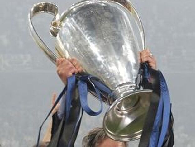 Mourinho levanta su segunda Copa de Europa. / AFP