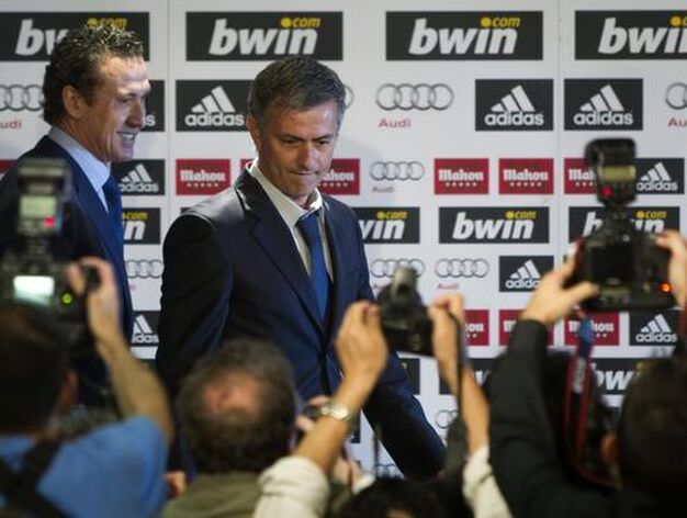 El ex t&eacute;cnico del Inter de Mil&aacute;n durante su presentaci&oacute;n como entrenador del Real Madrid.

Foto: Chema Moya (EFE)
