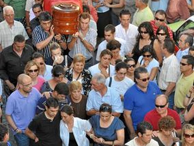 Cientos de vecinos se echan a la calle para dar su &uacute;ltimo adi&oacute;s a las cuatro v&iacute;ctimas

Foto: Manuel Gomez