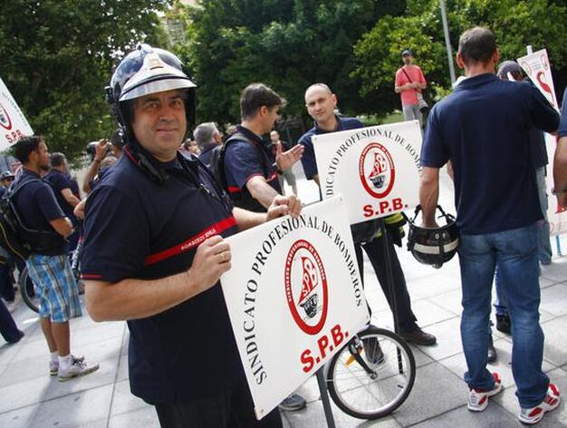 Un bombero muestra la pancarta del Sindicato. 

Foto: B. Vargas