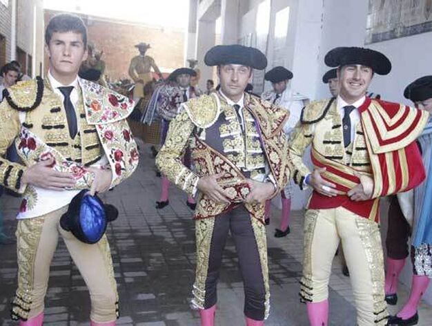 Enrique Ponce, El Fandi y Luque, preparados para salir al ruedo

Foto: Erasmo Fenoy