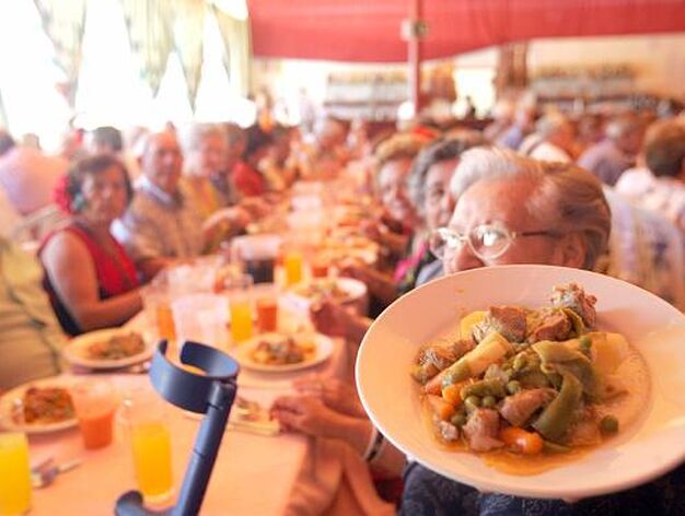 Bienestar Social ofreci&oacute; ayer en La Pe&ntilde;a El Barrio otro almuerzo a los mayores.

Foto: Jose Maria Qui?s