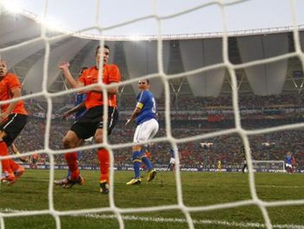 Holanda da la sorpresa y se mete en semifinales dejando fuera a Brasil en cuartos de final. / Reuters