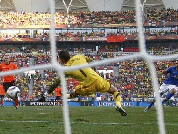 Robinho empuja el bal&oacute;n a la red en gol que adelantaba a Brasil. / Reuters