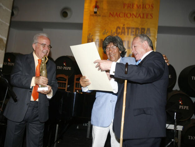 Juan de la Plata entreg&oacute; el premio a Rancapino

Foto: Pascual