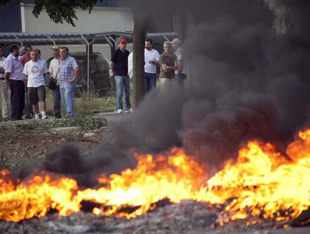 Los manifestantes queman neum&aacute;ticos y otros objetos para cortar la carretera. 

Foto: Jaime Mart&iacute;nez