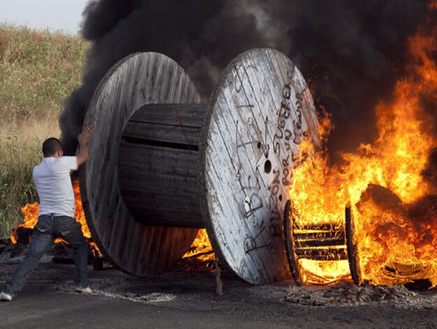 Un trabajador de Astilleros quema una rueda de madera. 

Foto: Jaime Mart&iacute;nez
