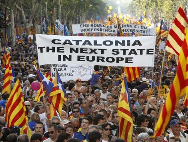 M&aacute;s de un mill&oacute;n de personas marchan por las calles de Barcelona para protestar contra la sentencia del 'Estatut'. / AFP