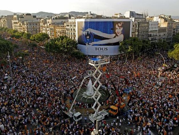 M&aacute;s de un mill&oacute;n de personas marchan por las calles de Barcelona para protestar contra la sentencia del 'Estatut'. / EFE