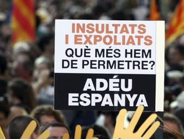 M&aacute;s de un mill&oacute;n de personas marchan por las calles de Barcelona para protestar contra la sentencia del 'Estatut'. / EFE