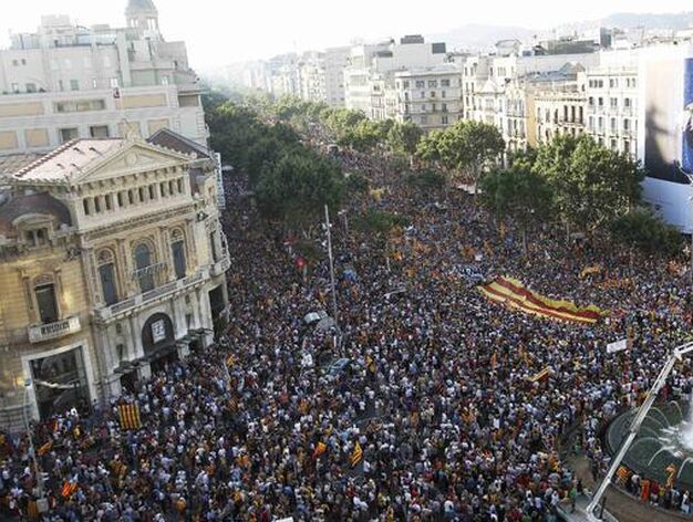 M&aacute;s de un mill&oacute;n de personas marchan por las calles de Barcelona para protestar contra la sentencia del 'Estatut'. / Reuters